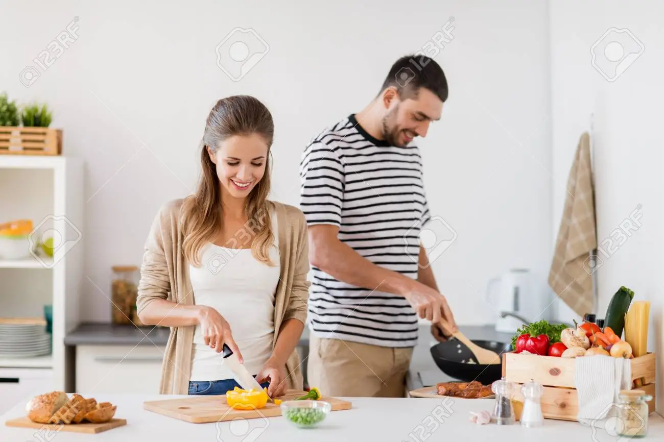 93258302 la gente y el concepto de alimentacion saludable pareja cocinando comida en casa cocina - Recetas para Semana Santa