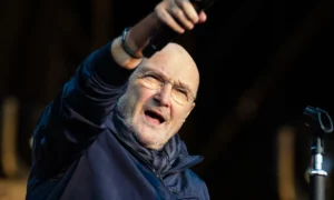 GettyImages 1151067914 e1635281450409 300x180 - Salud de Phil Collins empeora