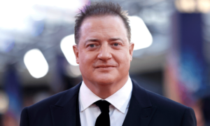 el director de the whale defiende el papel de brendan fraser como gay obeso en medio de las criticas 300x180 - Brendan Fraser pensó que por error le habían dado el Oscar