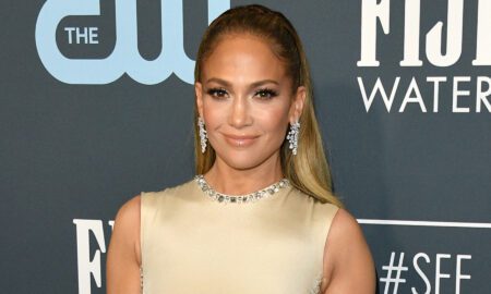 jennifer lopez en la 25a gala anual de critics choice awards 450x270 - Jennifer Lopez se desnuda y lucha contra la censura 