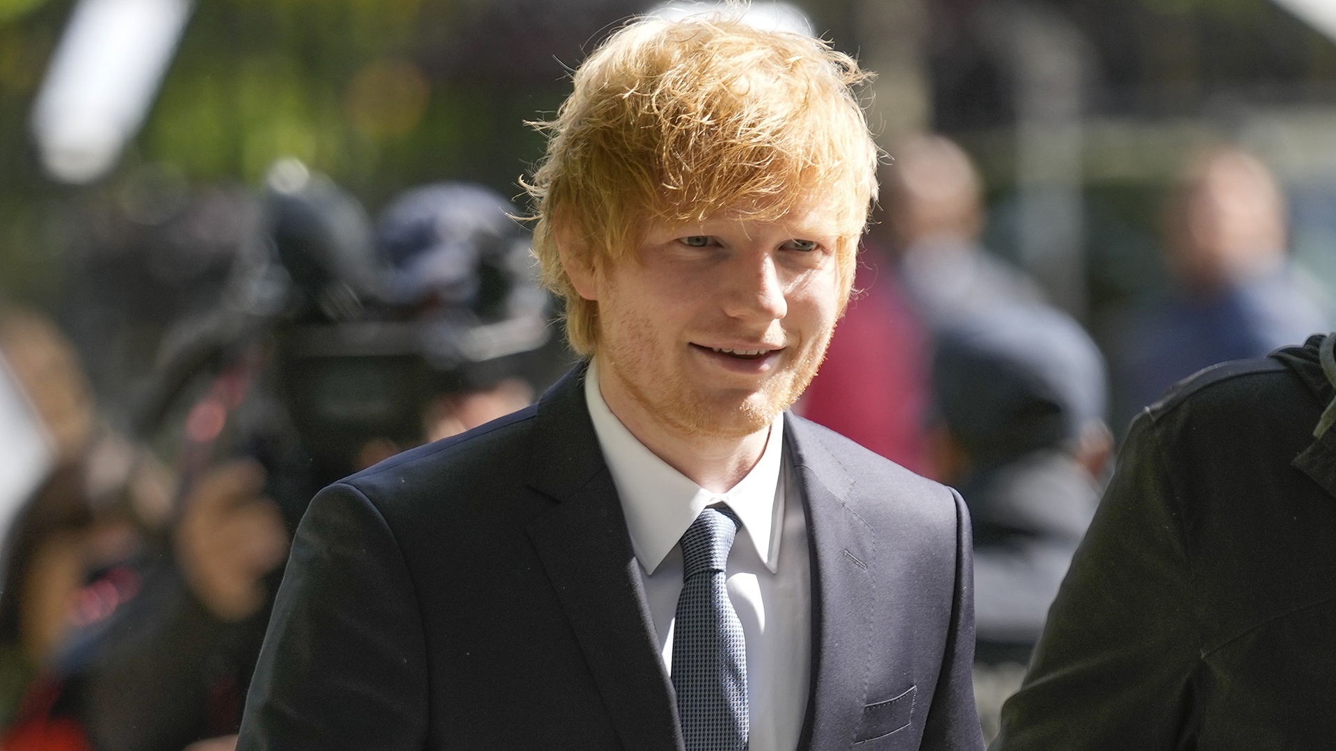 13189110 AP23116542431156 - Ed Sheeran sube al estrado para defender su canción "Thinking out loud"