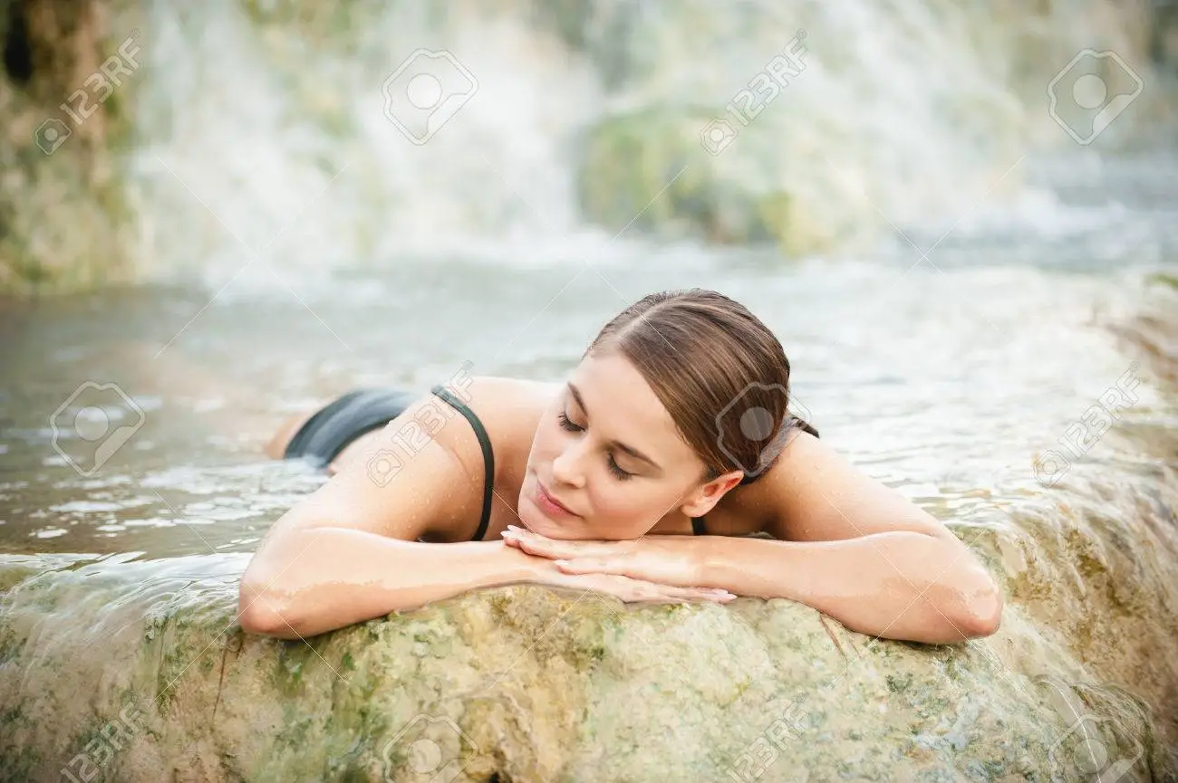 35105357 bastante joven mujer toma un bano en las aguas termales naturales de spa - 3 destinos con aguas termales en México para visitar