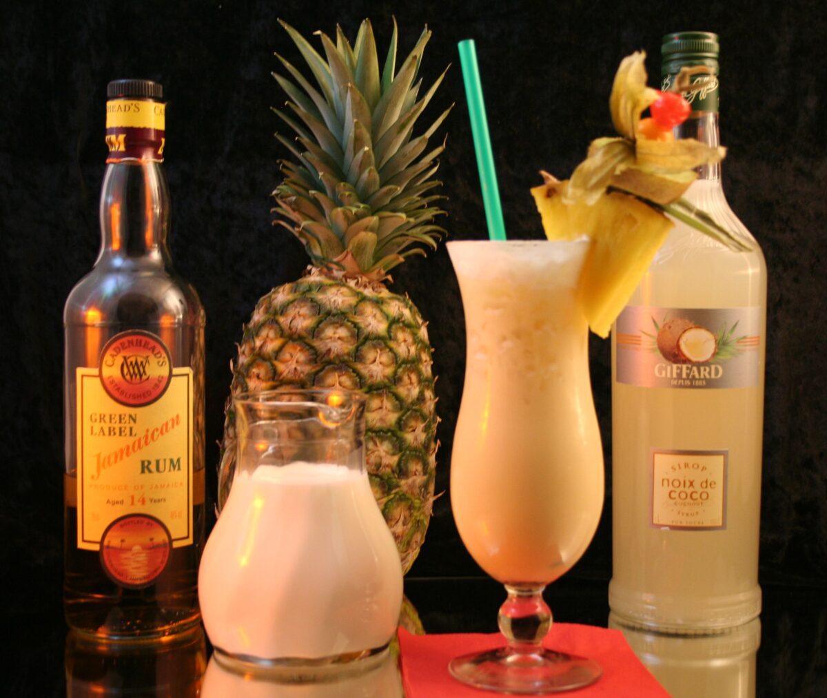 Pina Colada with key ingredients 1200x1013 - Los cocteles fáciles para refrescarte