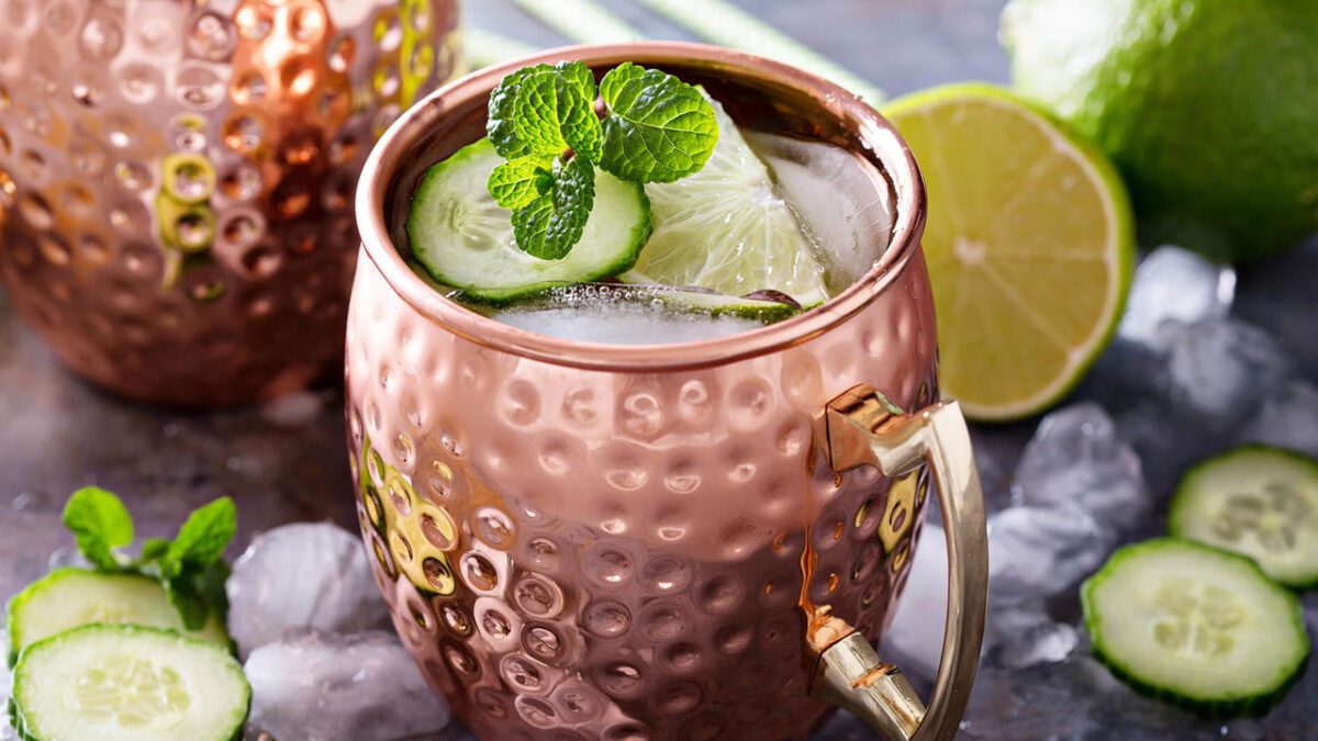 complete moscow mule served in a mug 1200x675 - Los cocteles fáciles para refrescarte