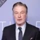 descarga 42 80x80 - Retiran cargos en contra de Alec Baldwin por tiroteo