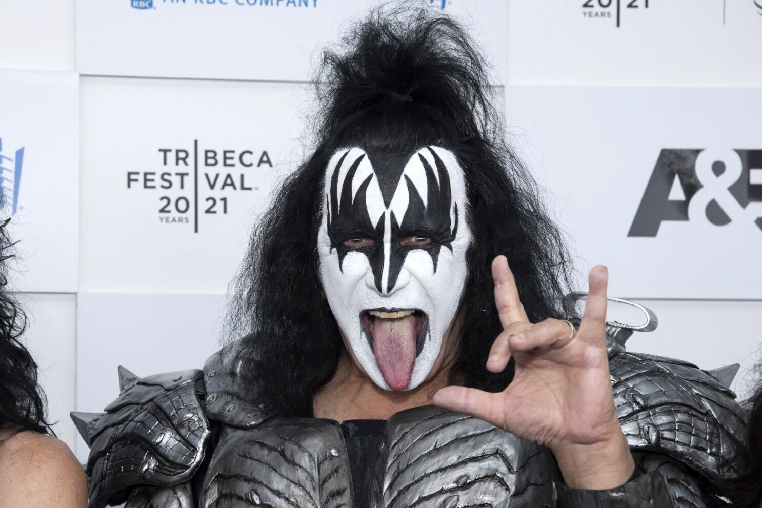 descarga 76 - Gene Simmons se siente mal en pleno concierto