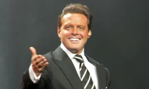 255637 300x180 - Luis Miguel anuncia sedes para su gira en México
