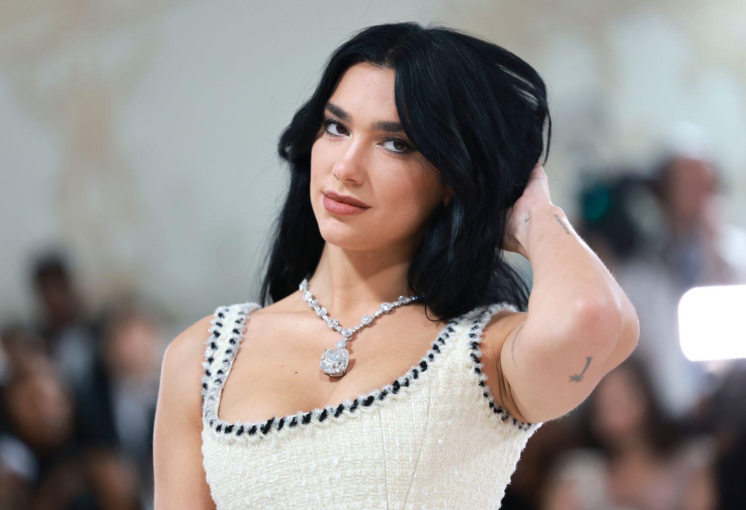 dua lipa met gala 73e83c22c7894291afcb4df277e8546e - Dua Lipa debuta en la red carpet de Cannes