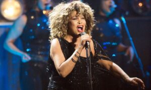 tina turner on stage ftr 300x180 - Muere a los 83 años la cantante y actriz Tina Turner