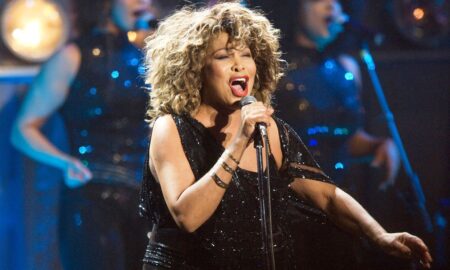 tina turner on stage ftr 450x270 - Muere a los 83 años la cantante y actriz Tina Turner