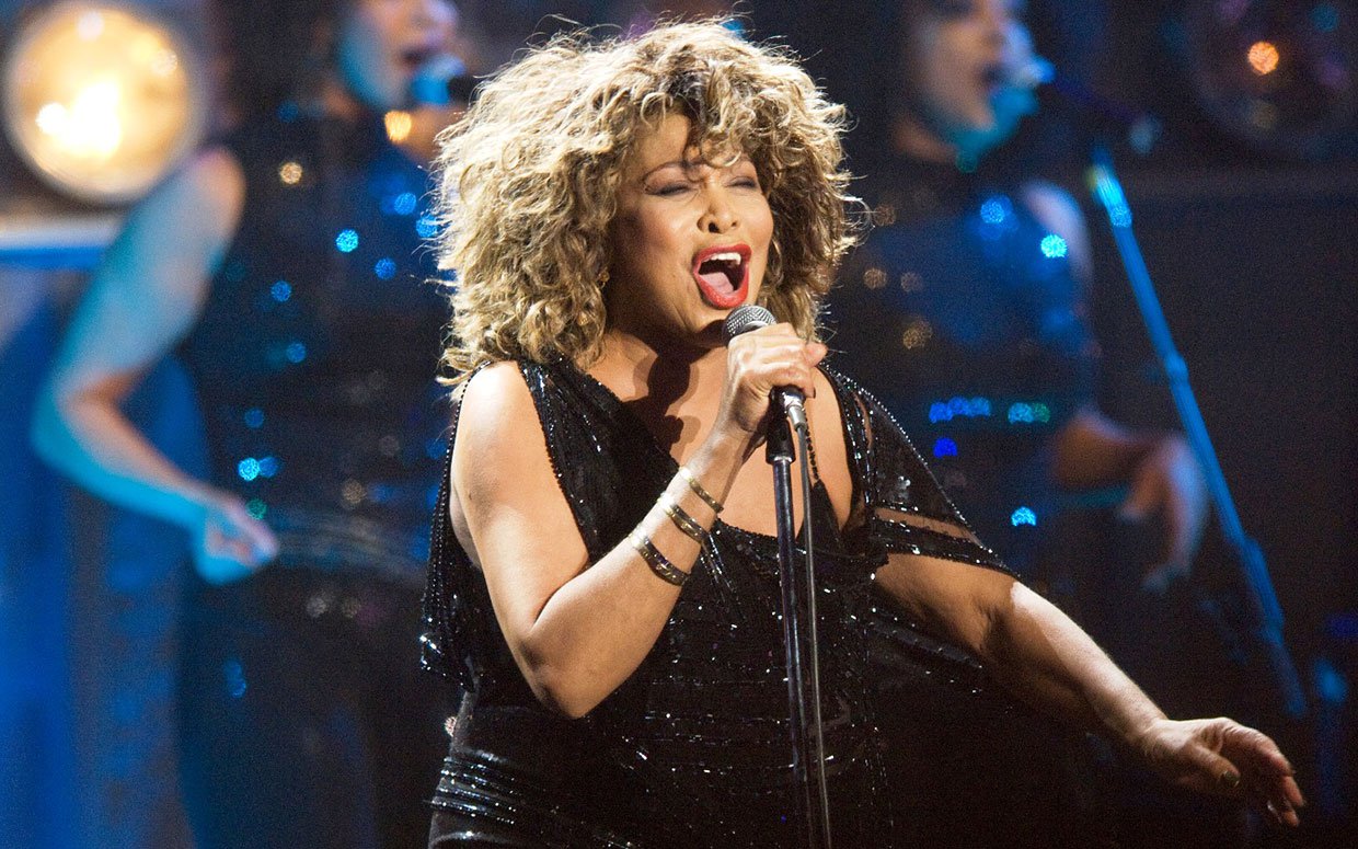 tina turner on stage ftr - Muere a los 83 años la cantante y actriz Tina Turner