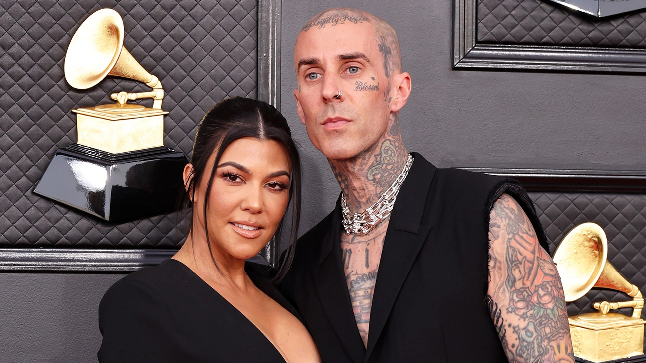 Kourtney Kardashian and Travis Barker getty H 2023 - Kourtney Kardashian le anuncia su embarazo a Travis Barker