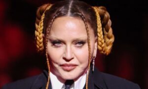 madonna grammys 2023 que le paso 300x180 - Madonna derrocha ritmo latino bailando salsa con su hijo