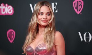 MargotRobbieMain 7f9d79aecac34fe1a1a0d47e8dc49ee2 300x180 - Margot Robbie habla sobre la ironía de "Barbie"