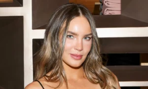 belinda cambio de look balayage rubio diseno unas ano nuevo 2023.png 478486366 300x180 - Belinda confirma que está en contacto con Peso Pluma