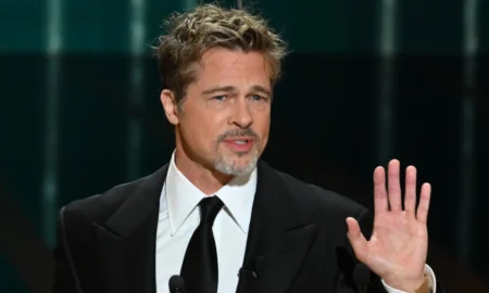 brad pitt en la gala premios cesar 2023 450x270 - Brad Pitt acusado de saquear el castillo francés