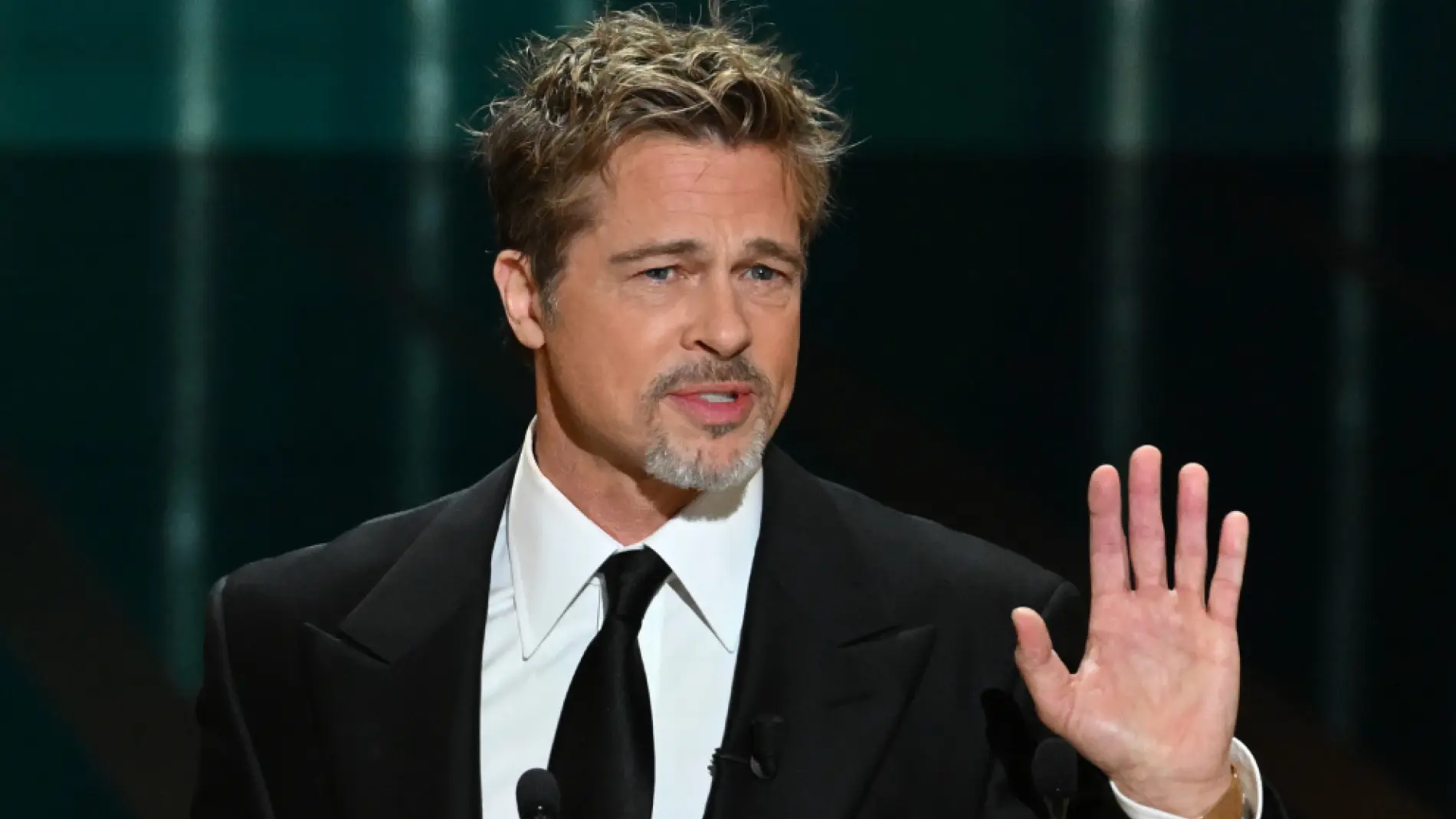 brad pitt en la gala premios cesar 2023 - Brad Pitt acusado de saquear el castillo francés