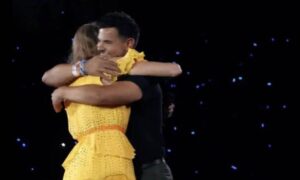 taylor 1030671 20230708120849 300x180 - Taylor Swift y Taylor Lautner, se abrazan en emotivo reencuentro