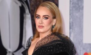 6203a368d9b40.r d.685 473 9070 300x180 - Adele cuenta como se desplomó detrás del escenario
