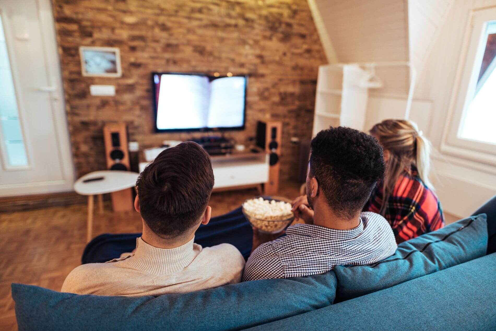 amigos viendo tv - ¡LOS ESTRENOS DE OTOÑO QUE NO TE PUEDES PERDER!