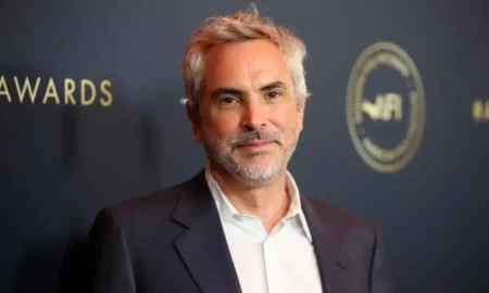 descarga 53 450x270 - Alfonso Cuarón intercambió pulseras con los fans de Taylor Swift