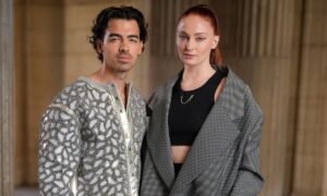 f7beeeee joe jonas y sophie turner 300x180 - Joe Jonas y Sophie Turner llegan a un acuerdo