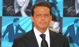 luismiguel reaparece 300x180 - Luis Miguel rompe en llanto