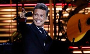 luismiguel2 300x180 - Enfurece Luis Miguel debido a error durante su concierto 