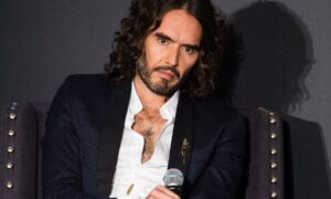 russell brand guckt ernst 300x180 - Russell Brand es acusado de violación