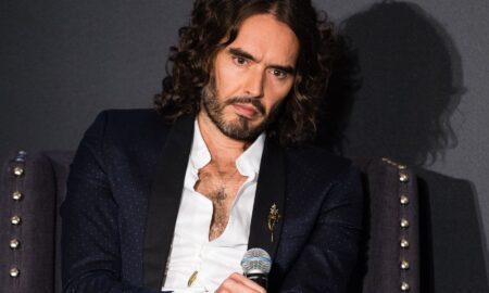 russell brand guckt ernst 450x270 - Russell Brand es acusado de violación