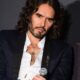 russell brand guckt ernst 80x80 - Russell Brand es acusado de violación