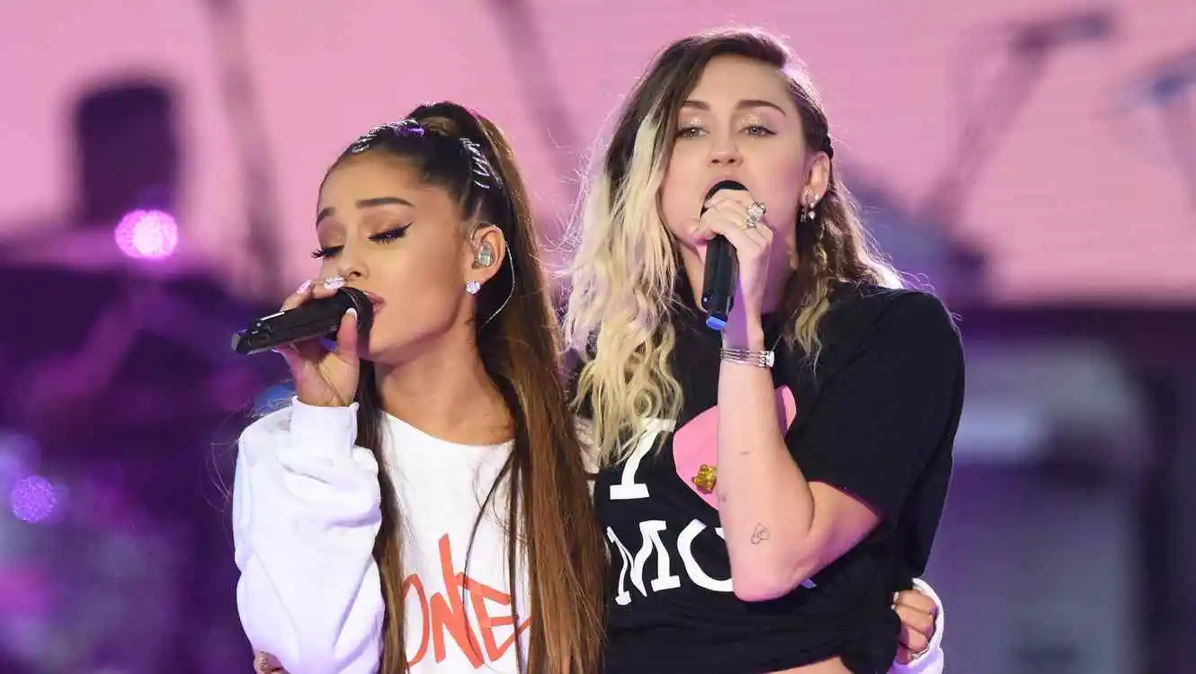 xla cancion de miley ariana y lana del rey para charlies angels destacada - Miley Cyrus recuerda cuando coqueteó con Ariana Grande