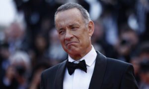 16962448755282 300x180 - Tom Hanks denuncia el uso de su imagen creada con AI