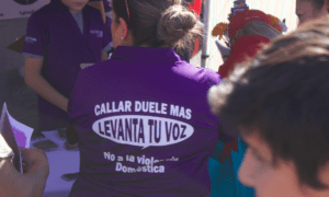 Mujer 1 300x180 - CPLC y De Colores ayudan a las mujeres que sufren de violencia doméstica