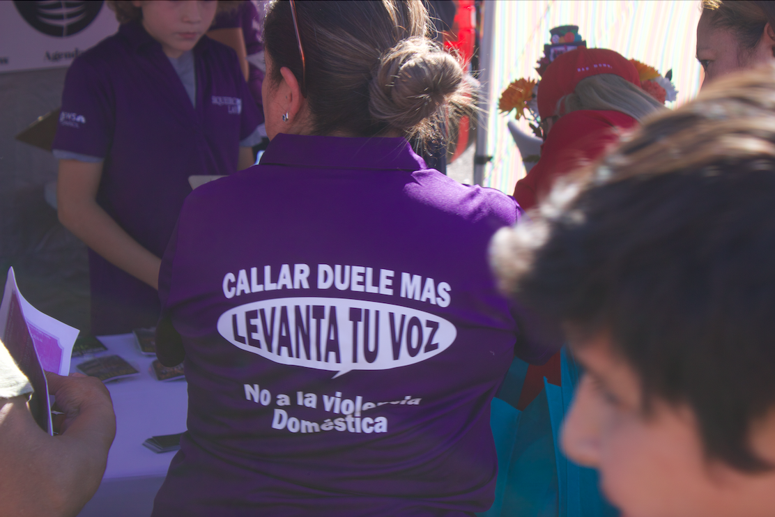 Mujer 1 - CPLC y De Colores ayudan a las mujeres que sufren de violencia doméstica