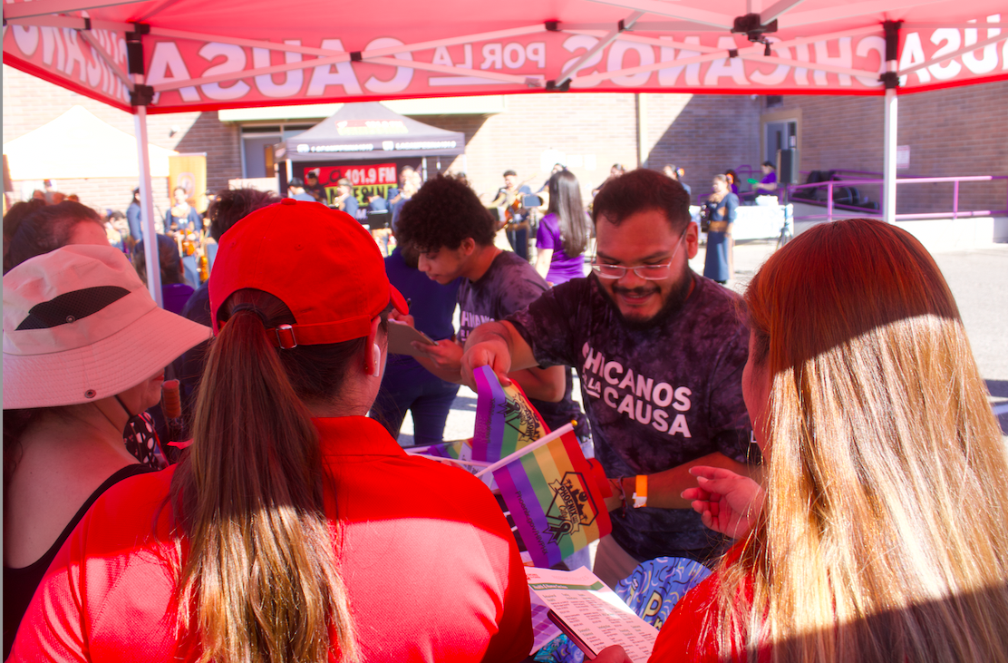 Mujer 17 - CPLC y De Colores ayudan a las mujeres que sufren de violencia doméstica