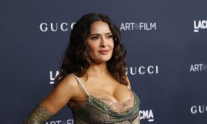 salma hayek alfombr 300x180 - Salma Hayek recuerda a Matthew Perry