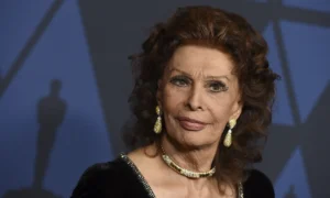 sophia loren 300x180 - Sophia Loren estará meses en rehabilitación