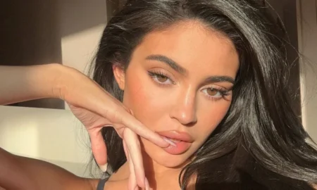 1680792928 kylie jenner calienta abril posando bikini dorado 450x270 - Kylie Jenner nunca renunció a Jordyn Woods