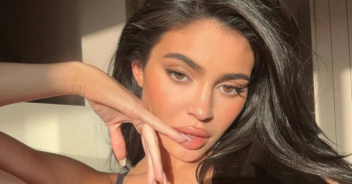 1680792928 kylie jenner calienta abril posando bikini dorado - Kylie Jenner nunca renunció a Jordyn Woods