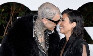 gettyimages 1442473108 64b011a704130 300x180 - Kourtney y Travis Barker están emocionados tras el nacimiento de su bebé