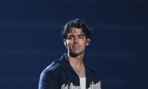 joe jonas performs onstage during jonas brothers five news photo 1693793033 300x180 - Joe Jonas se hace nuevos tatuajes que insinúan a su divorcio