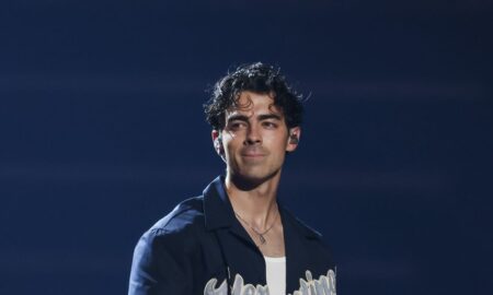 joe jonas performs onstage during jonas brothers five news photo 1693793033 450x270 - Joe Jonas se hace nuevos tatuajes que insinúan a su divorcio