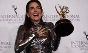 karla souza gano premio emmy 300x180 - Karla Souza sorprende con pancita de embarazo