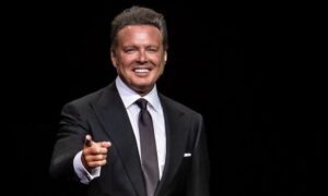 Luis Miguel joven  300x180 - Luis Miguel sorprende al aparecer en una campaña publicitaria