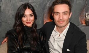 ed westwick amy jackson 012924 tout 5dde4628eefe4f8580d42c74a06d4f6f 300x180 - Ed Westwick se compromete con Amy Jackson