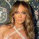 jennifer lopez sin maquillaje cosmopolitan 6411f099d2920 80x80 - Jennifer López 'se burla' de sus múltiples bodas en su nuevo video