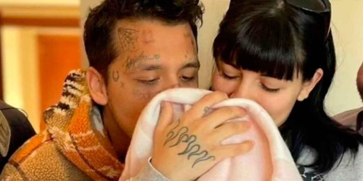 Christian Nodal muestra por primera vez el rostro de su hija - Nodal y Cazzu revelan más fotos de Inti y confirmamos