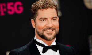 DavidBisbal280923 300x180 - David Bisbal habla del Alzheimer que padece su papá