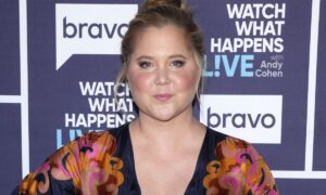 amy schumer 300x180 - Amy Schumer revela que padece el síndrome de Cushing